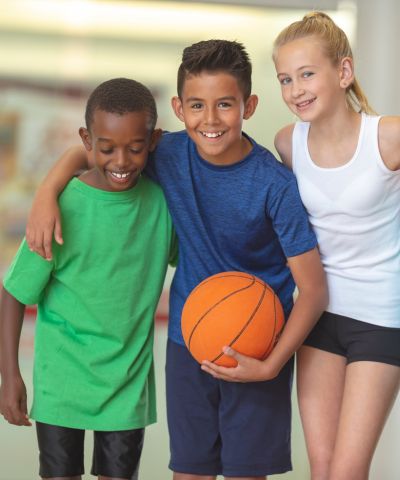 Niños con balón de basketball