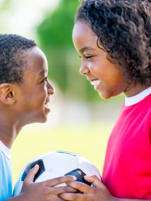 niños mirándose con balón de fútbol